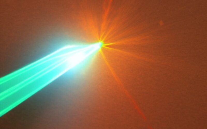 Jak zrobić laser z latarki