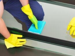 Jak wyczyścić szkło hartowane od strony kleju